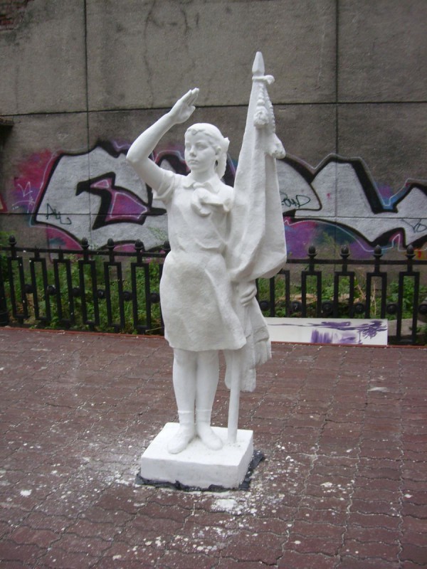 Скульптура девушки-знаменосца © Александр Матвеев