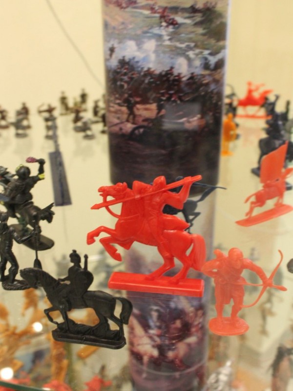 Пластмассовые игрушечные фигурки древних богатырей, джигитов и солдат красной армии © Полина Мерзлякова