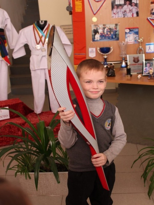 Олимпийский факел №13 с юным посетителем музея © Полина Мерзлякова