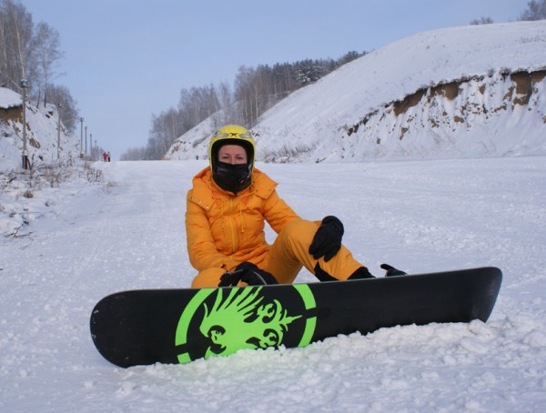 Желтая сноубордистка на привале