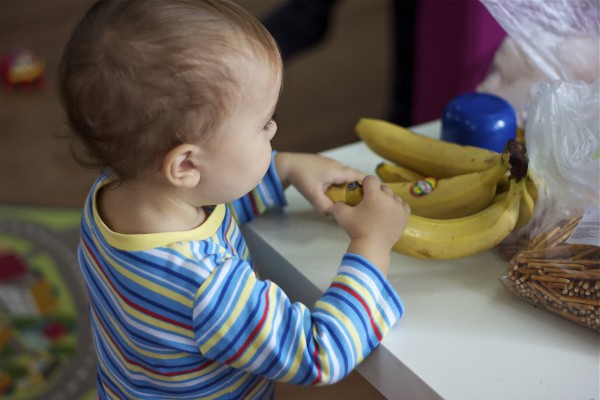 Малыш с бананом © Наталья Потушинская