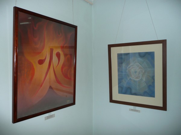 Картины: «Знак ХО (огонь)», «Роза на голубом» © Рудевская Наталья