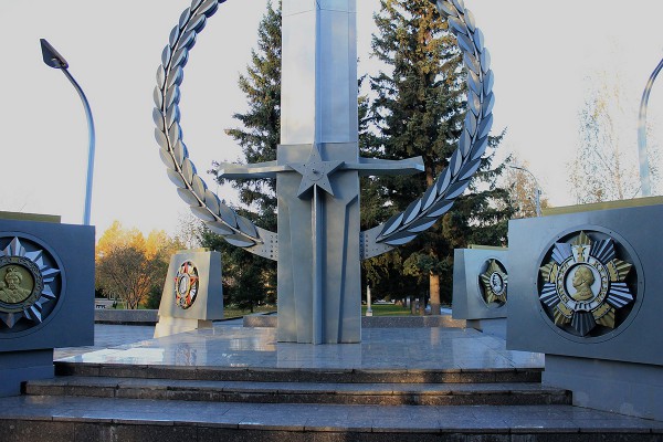 Подножие памятника Единству Фронта и Тыла крупным планом © Светлана Лиль